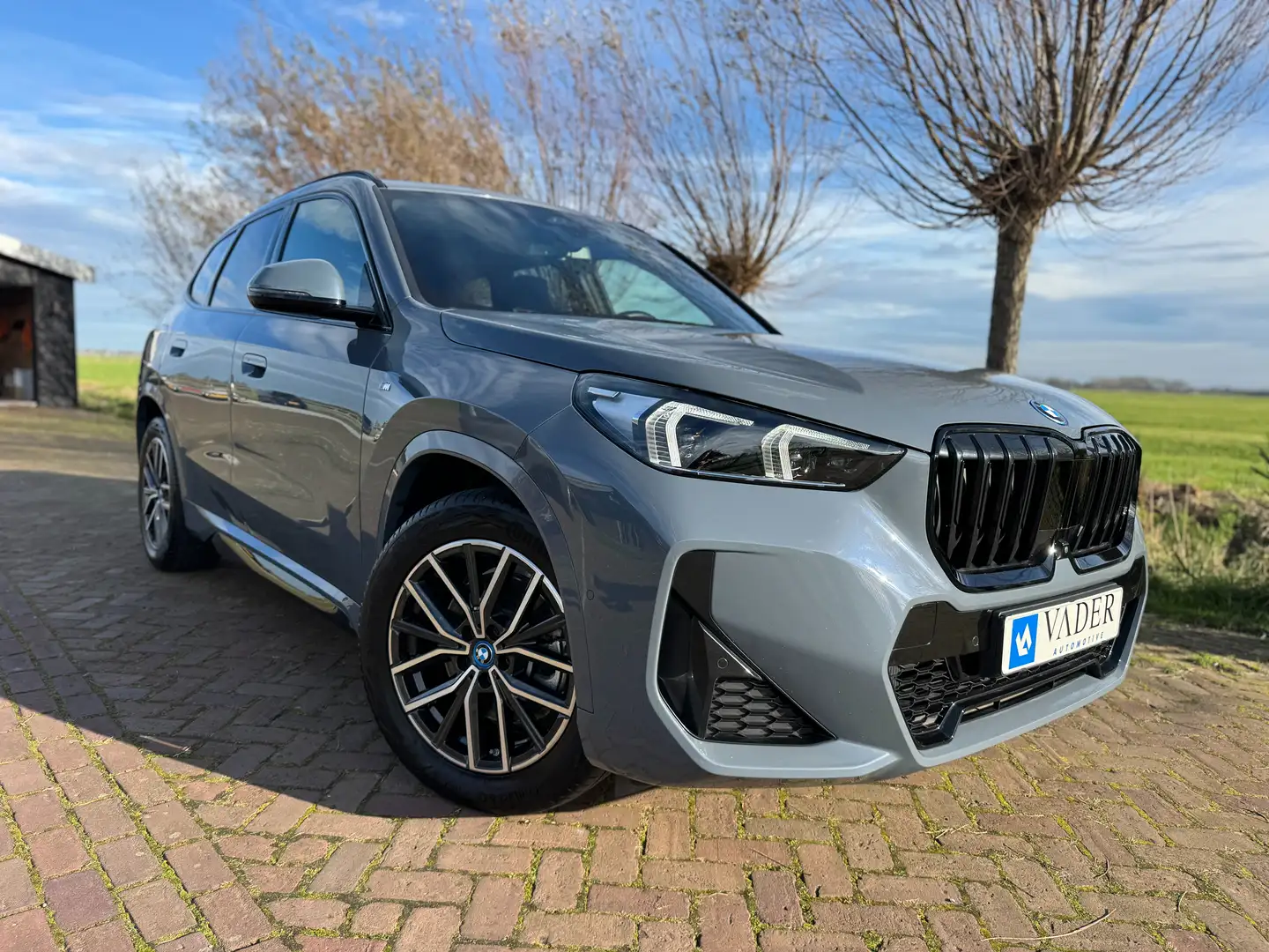 BMW X1 xDrive25e M Sportpakket Pano HUD 360 Camera Led Grijs - 1