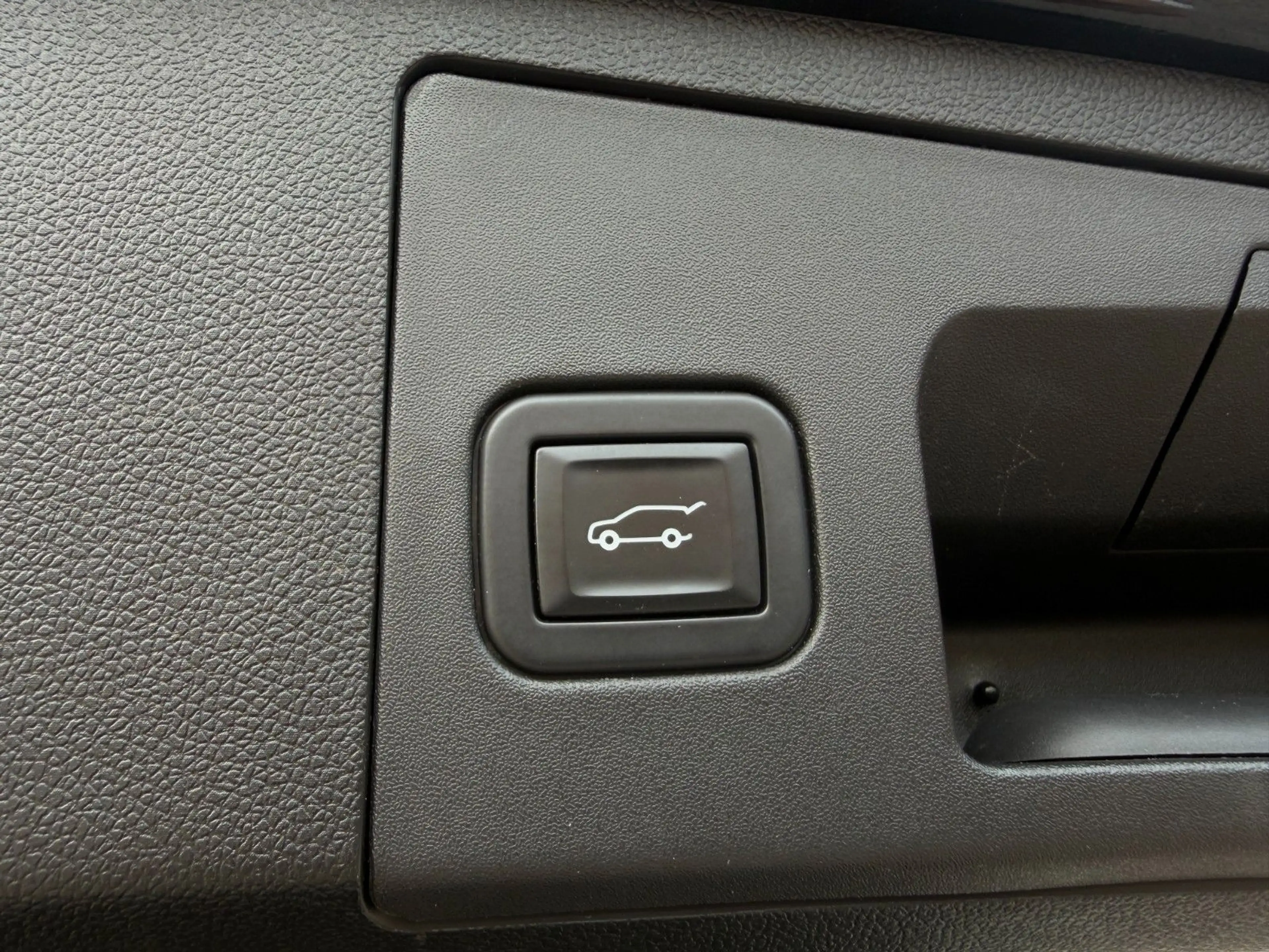 Cadillac XT4 Sport AWD 1-HAND/360°/PANO/SHZ/AHK — photo 13