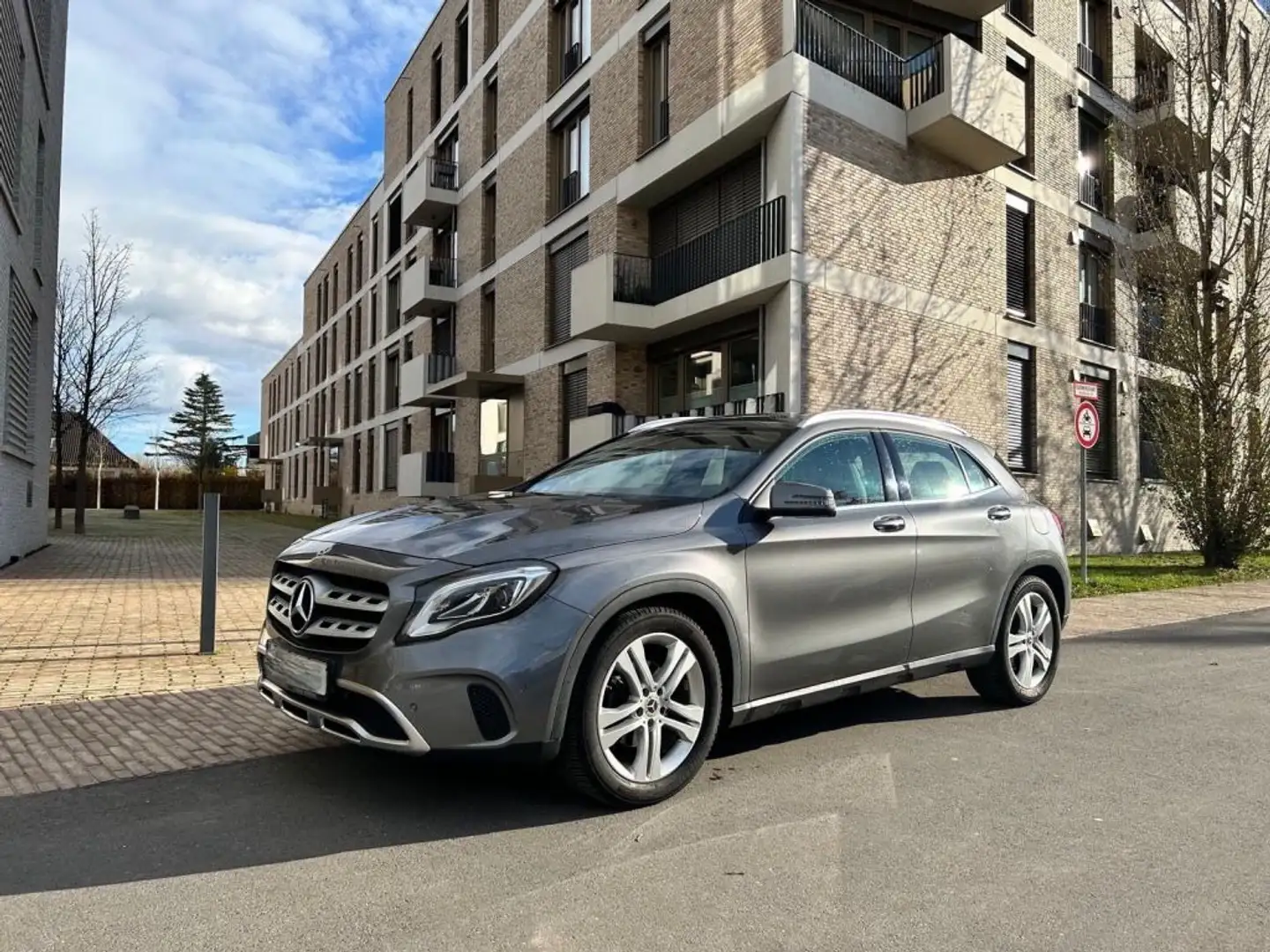 Mercedes-Benz GLA 180 |NAVI|LED|SHZ|AHK|PDC|LM Grau - 2
