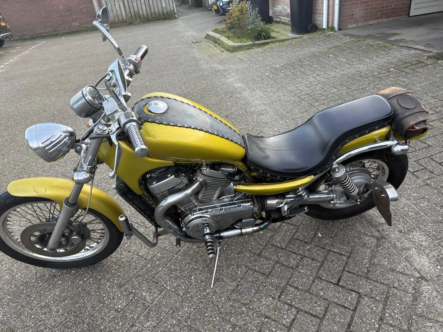 Suzuki VS 700 - 1