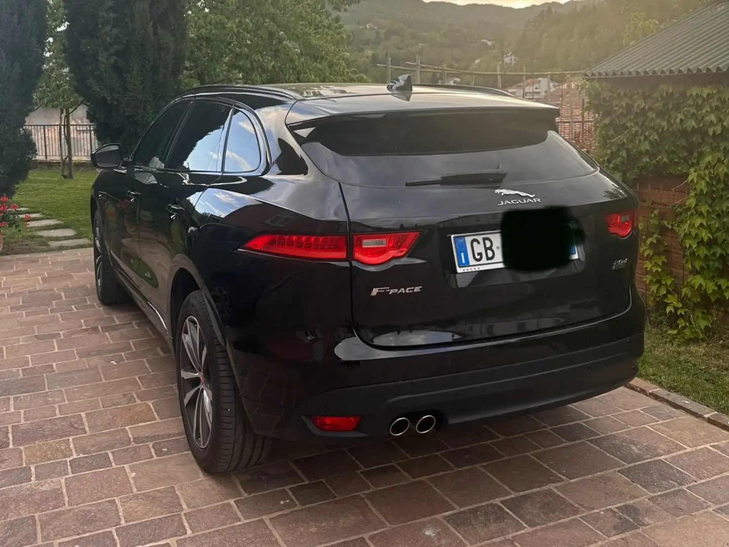 Jaguar F-Pace F-Pace 2.0d i4 Chequered Flag awd 180cv auto my20 Nero - 1