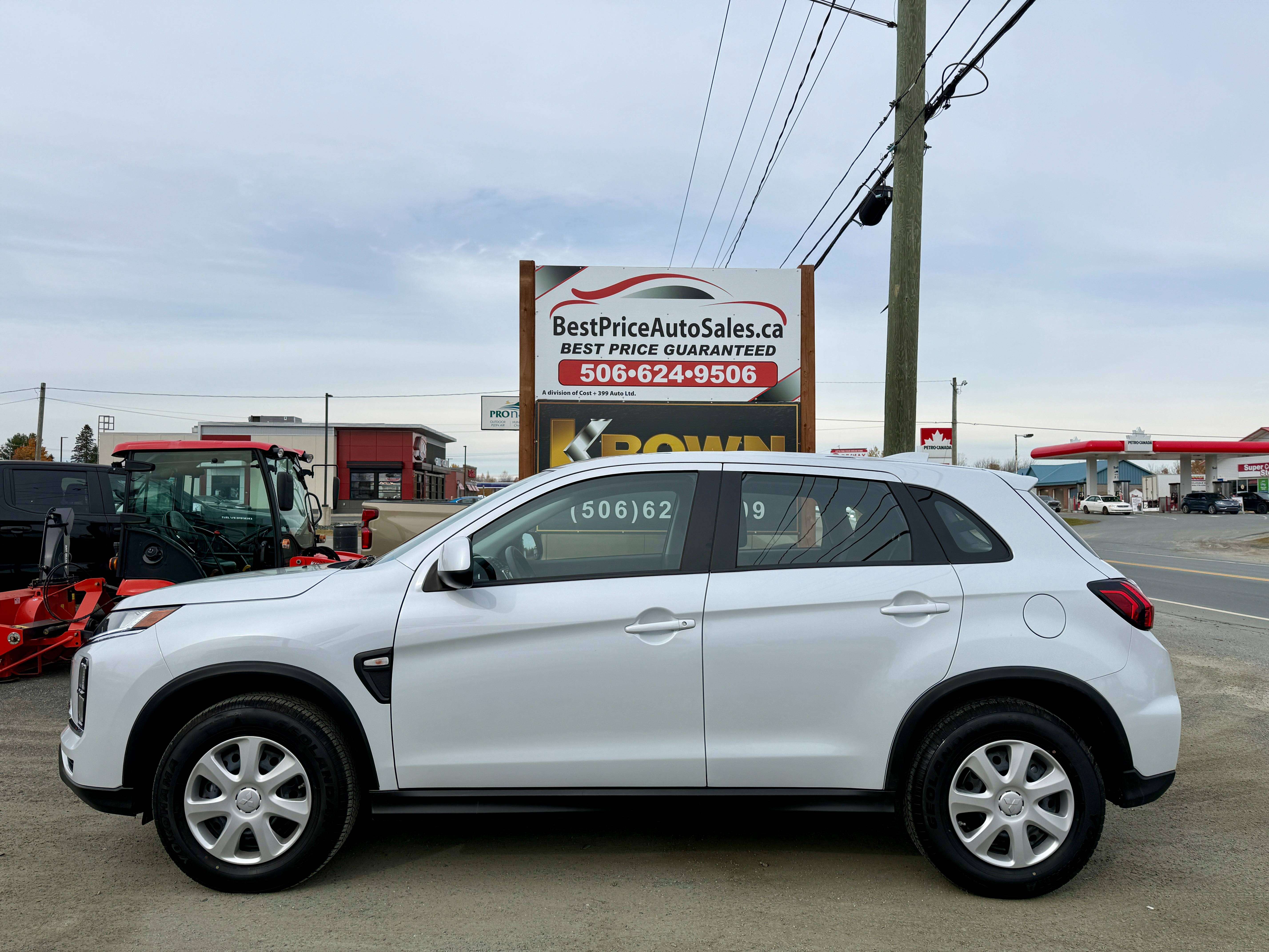 2026 Mitsubishi RVR AWD! CLEAN CARFAX! LOW KMS! FULL FACTORY WARRANTY! — снимка 2
