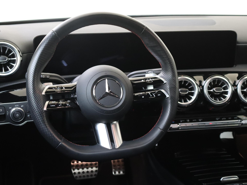 Mercedes-Benz A 180 AMG Line Panoramadak / Keyless Entry / Parkeercame — photo 10