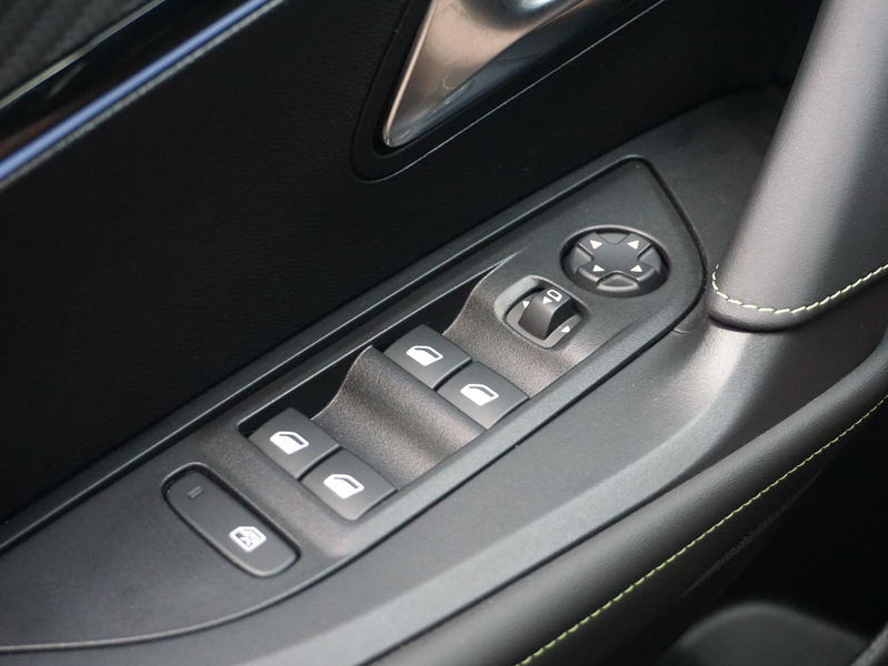 Peugeot 2008 1.2 Hybrid 136 GT 360 Camera — photo 14