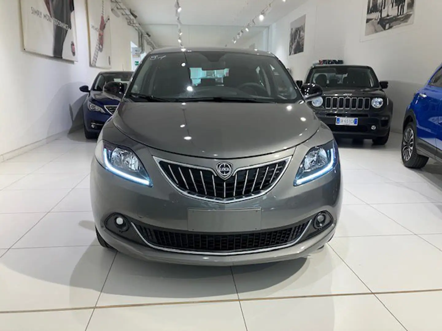 Lancia Ypsilon 1.0 FireFly 5 porte S&S Hybrid Platino Grigio - 2