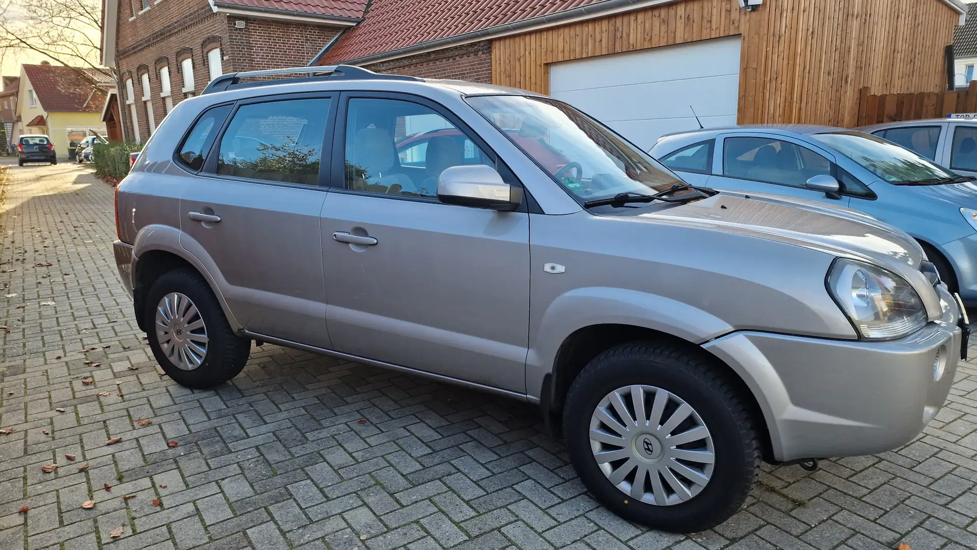 Hyundai TUCSON 2.0 GLS (2WD) 1 Hand Grau - 2