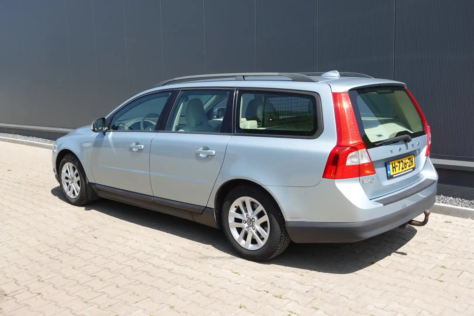 Volvo V70 2.5T Kinetic LEDER/AUTOMAAT Blauw - 2