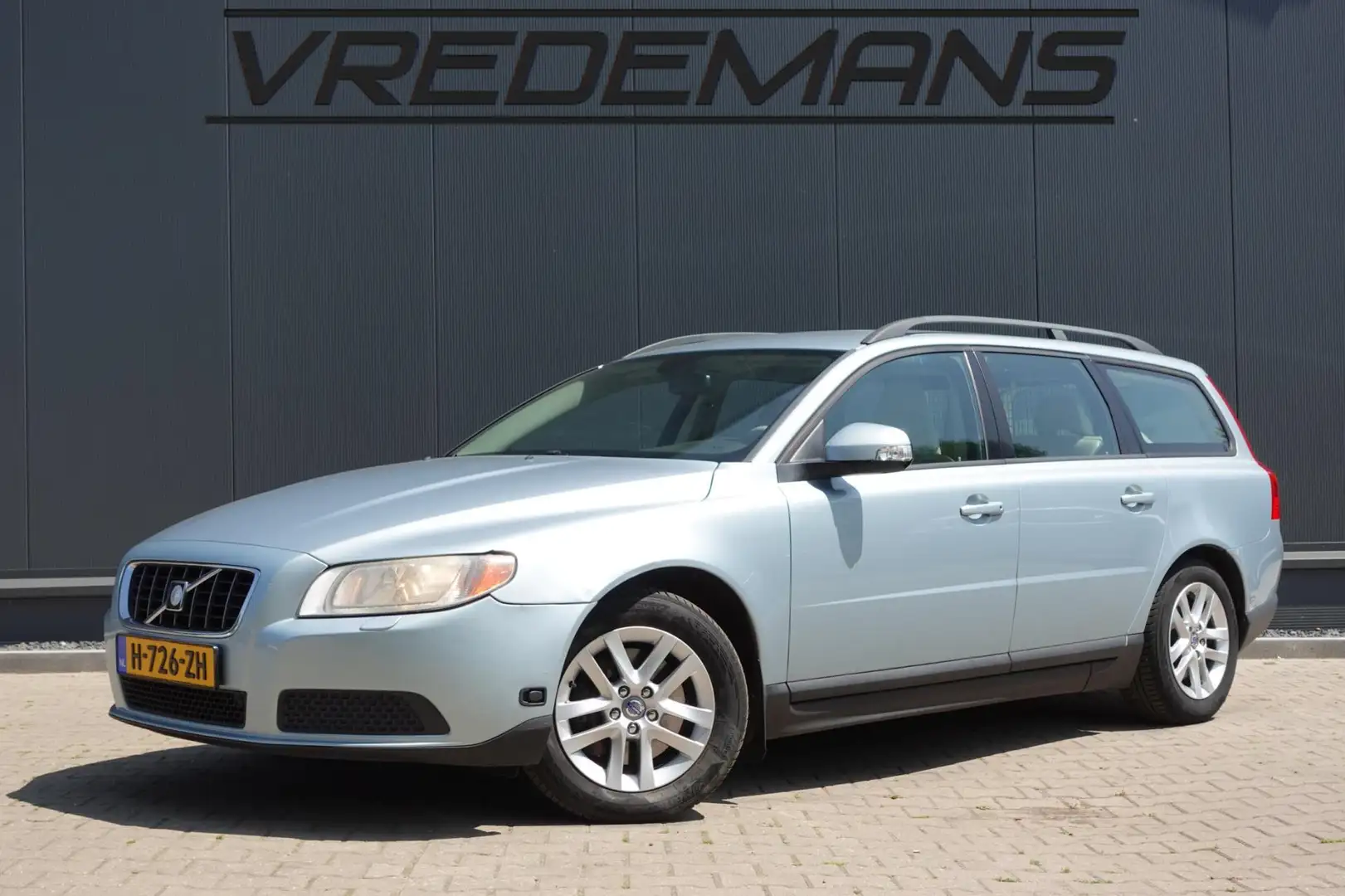 Volvo V70 2.5T Kinetic LEDER/AUTOMAAT Blauw - 1