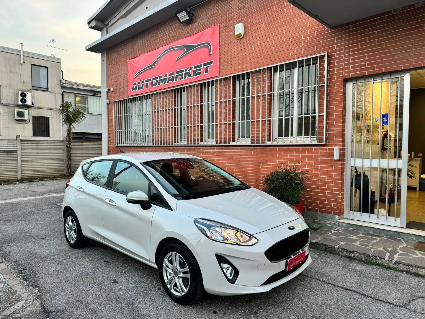 Ford Fiesta 5p 1.1 75CV Connect Beżowy - 1