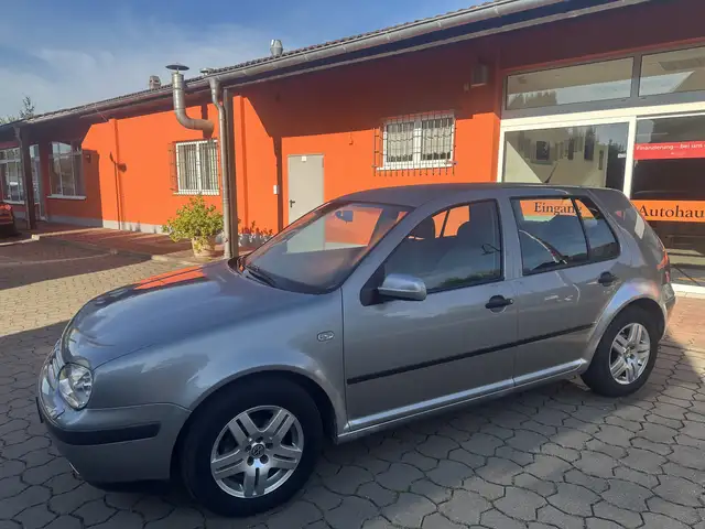 Volkswagen Golf view 3
