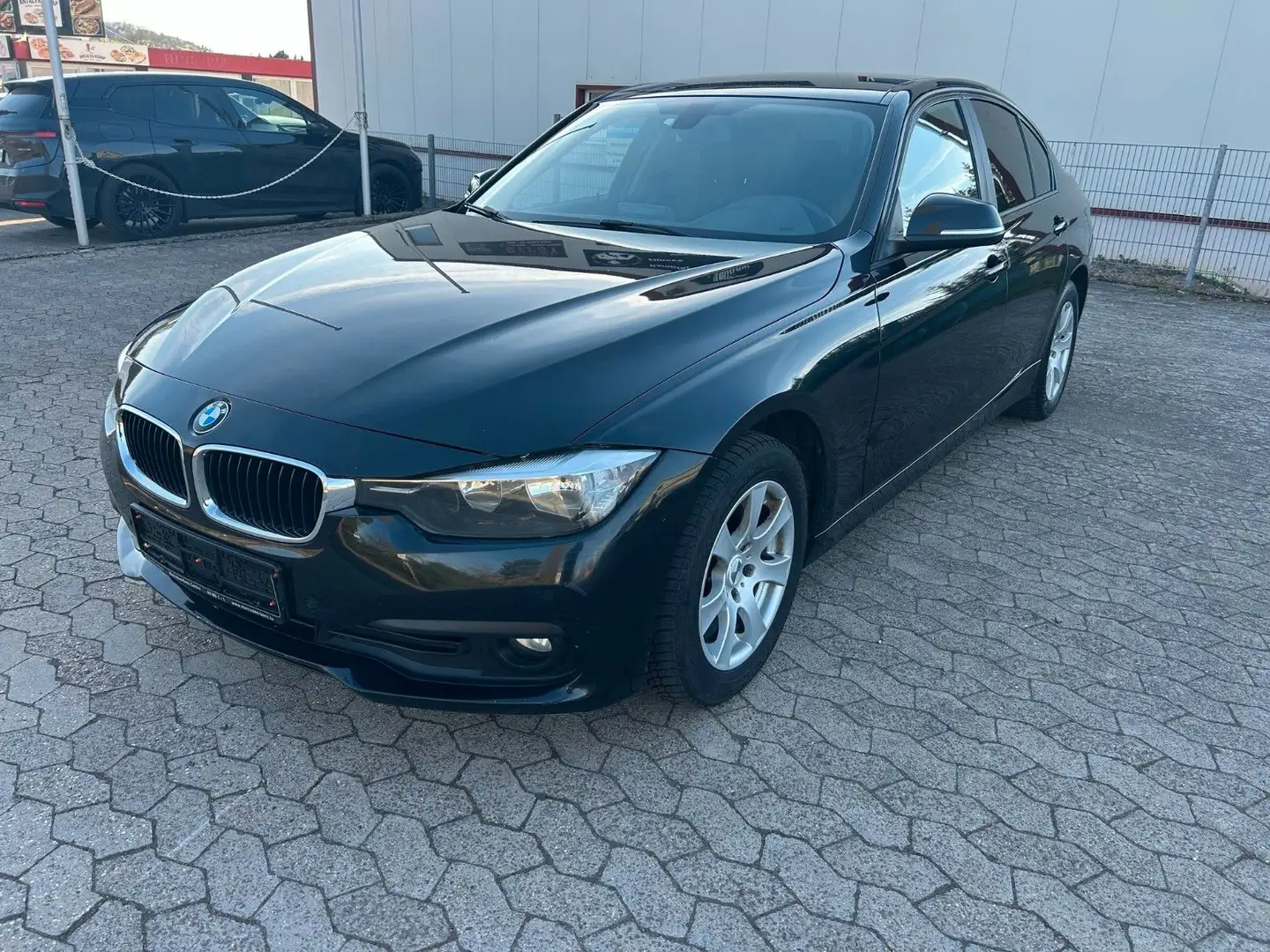 BMW 318 d Advantage PDC + NAVI + LED + TEMPOMAT Fekete - 1