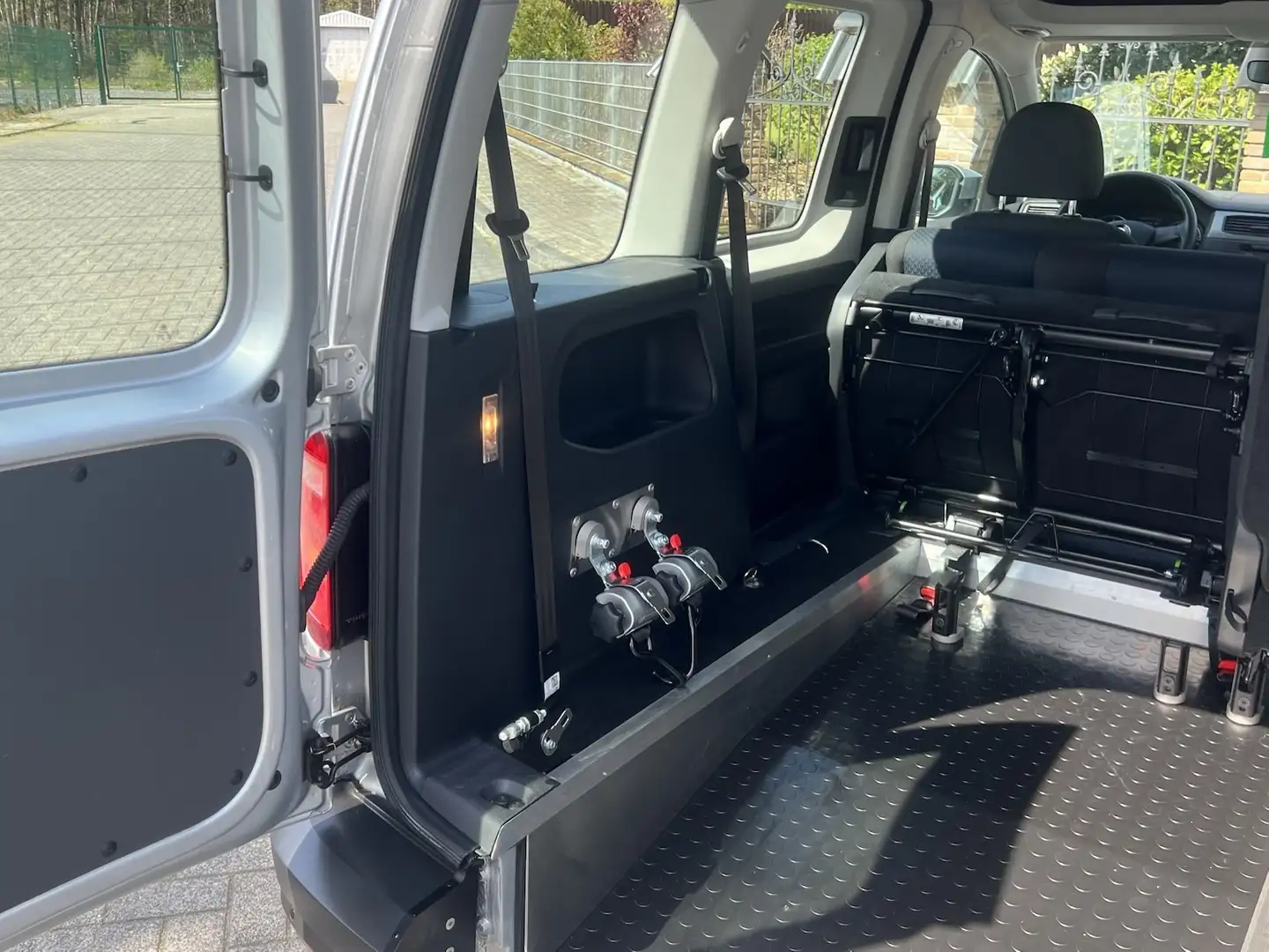Volkswagen Caddy PKW Trendline Neuer Rollstuhlumbau, Automa. Silber - 2