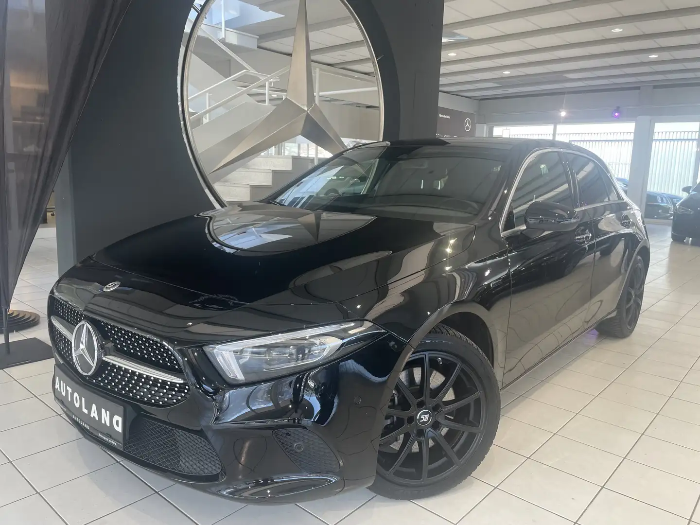 Mercedes-Benz A 250 e Panoramadach Schwarz - 2