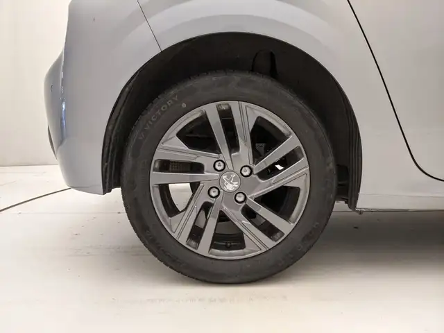 Peugeot 208 view 8