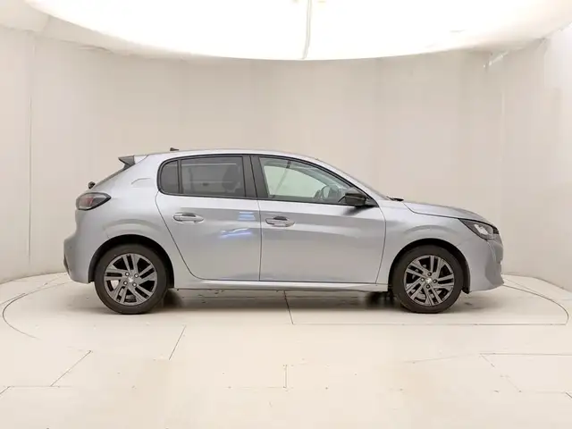 Peugeot 208 view 3