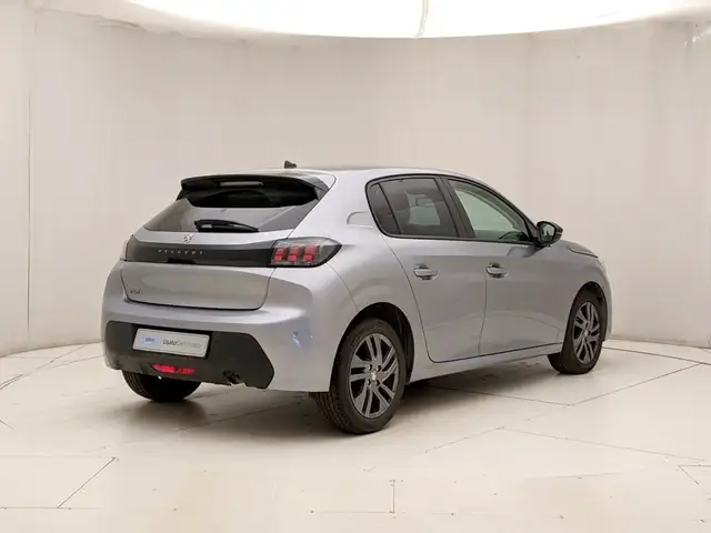 Peugeot 208 view 4