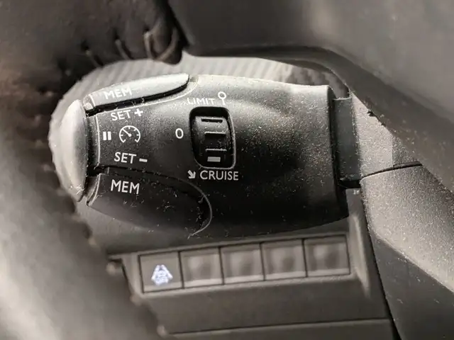Peugeot 208 view 9