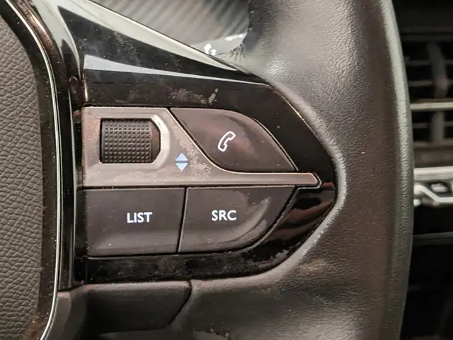 Peugeot 208 view 11