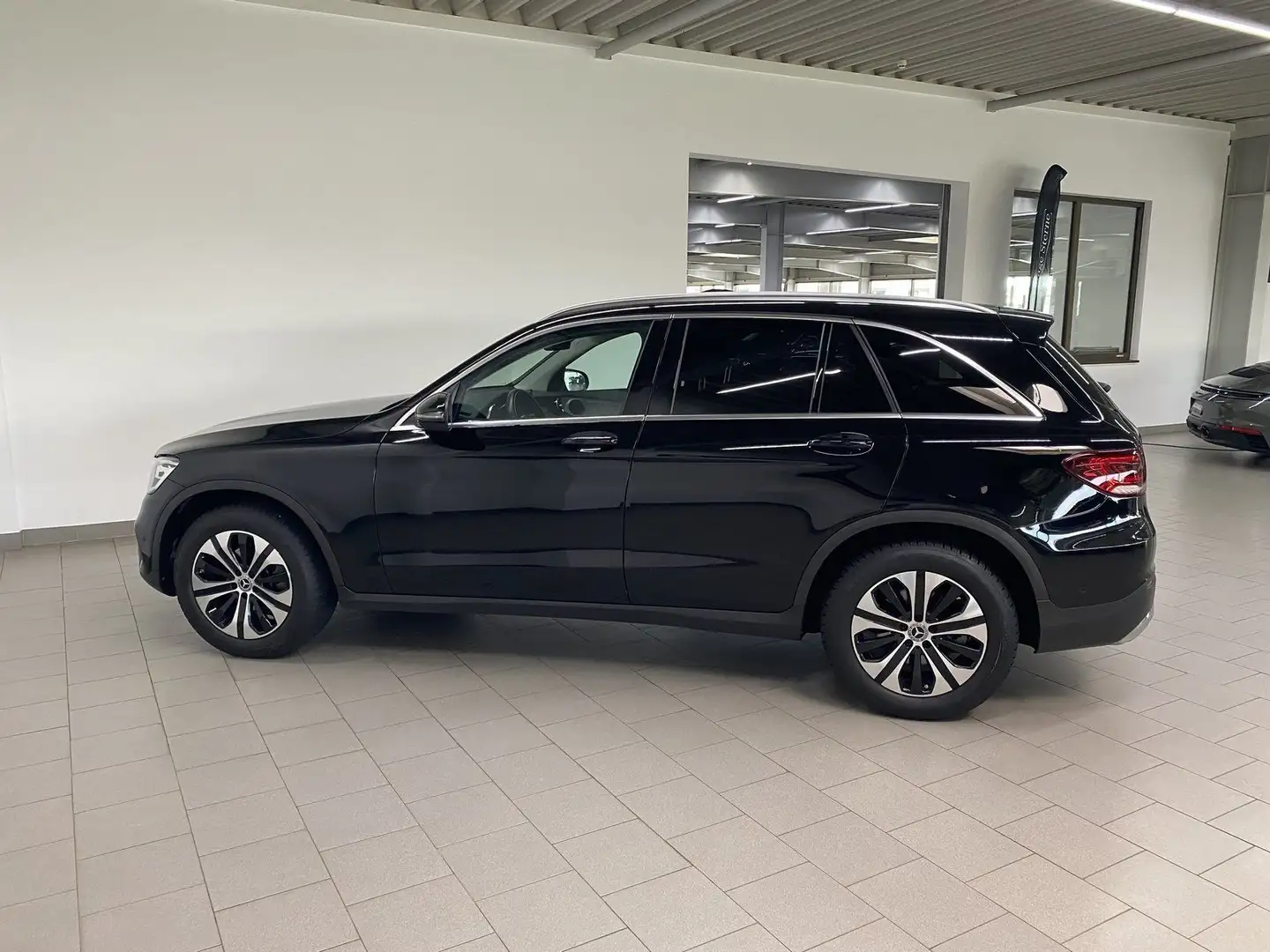 Mercedes-Benz GLC 220 d 4M AMG INT+AHK+PANO+LED+NAV+KAM+SPUR Schwarz - 2