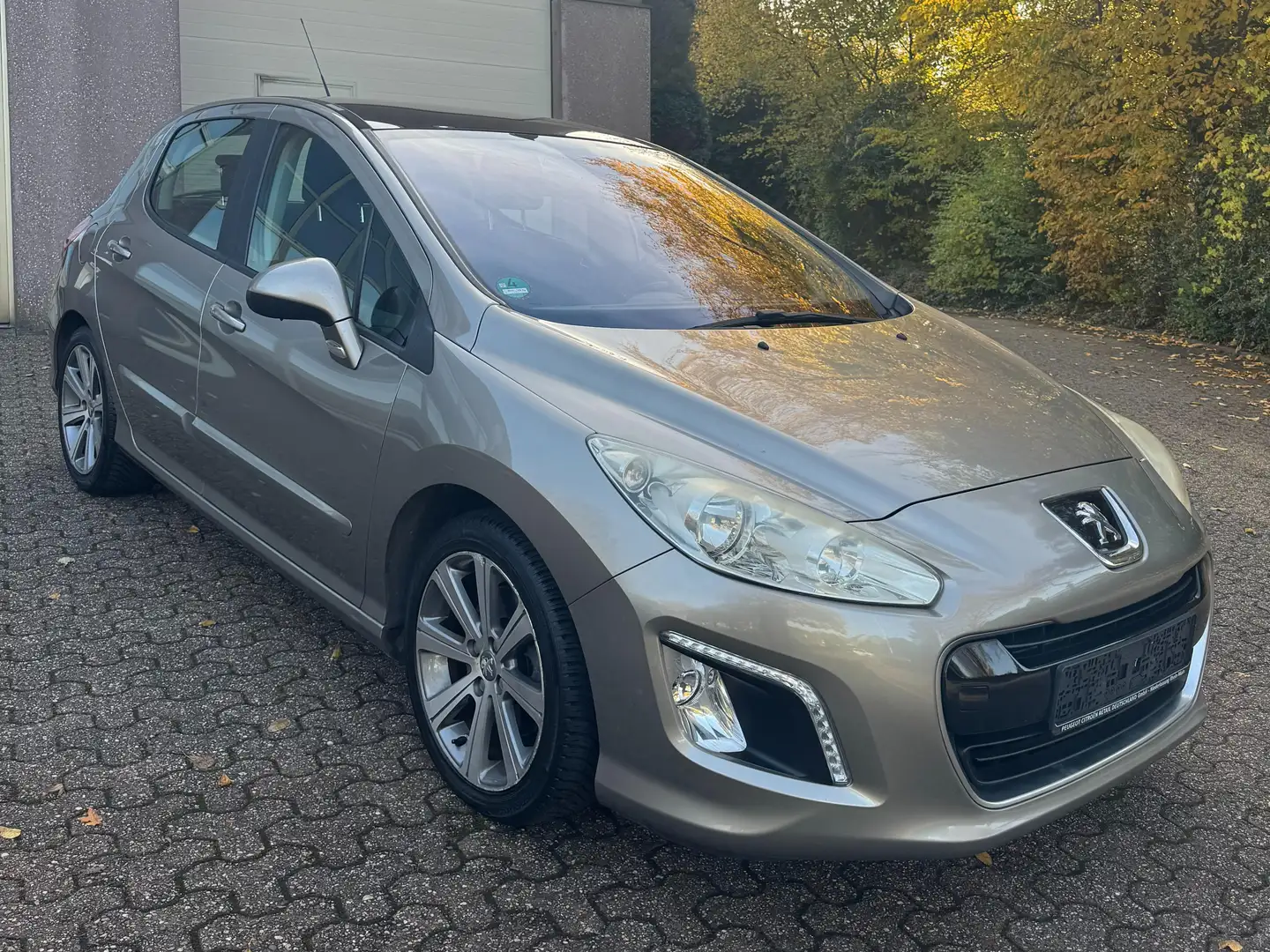 Peugeot 308 308  5-Türer 155 THP Automatik Allure Silber - 1