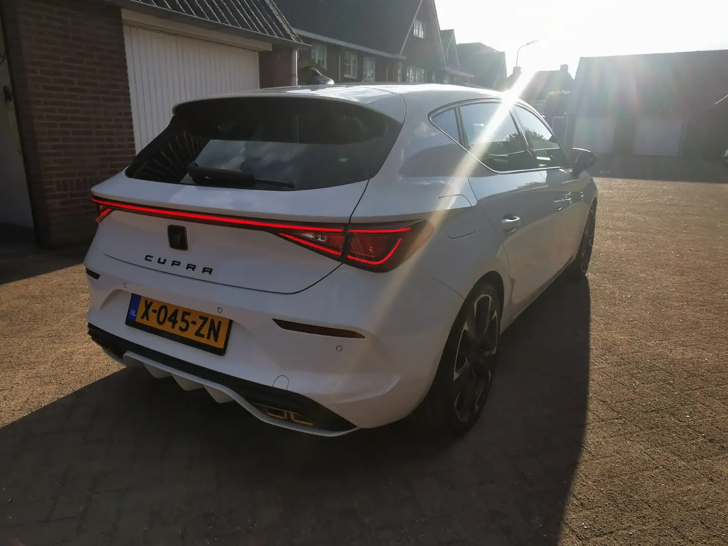 CUPRA Leon Leon 1.4 VZ e-Hybrid 245 Pk | Stuurvrw | Carplay Wit - 1
