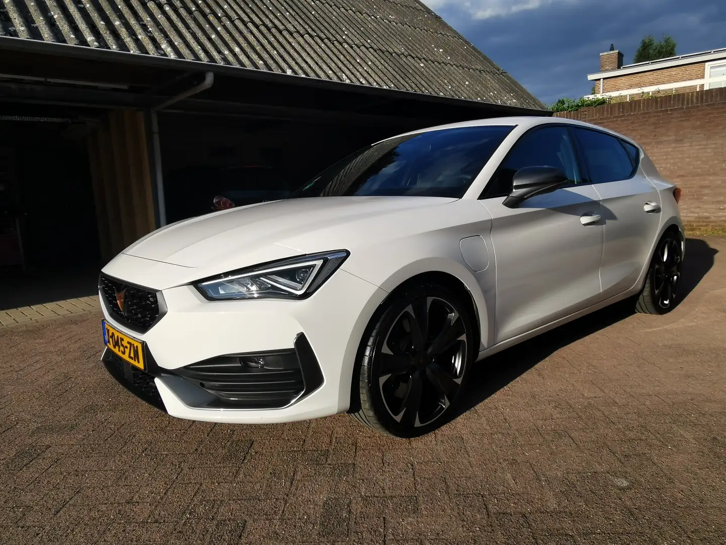 CUPRA Leon Leon 1.4 VZ e-Hybrid 245 Pk | Stuurvrw | Carplay Wit - 2