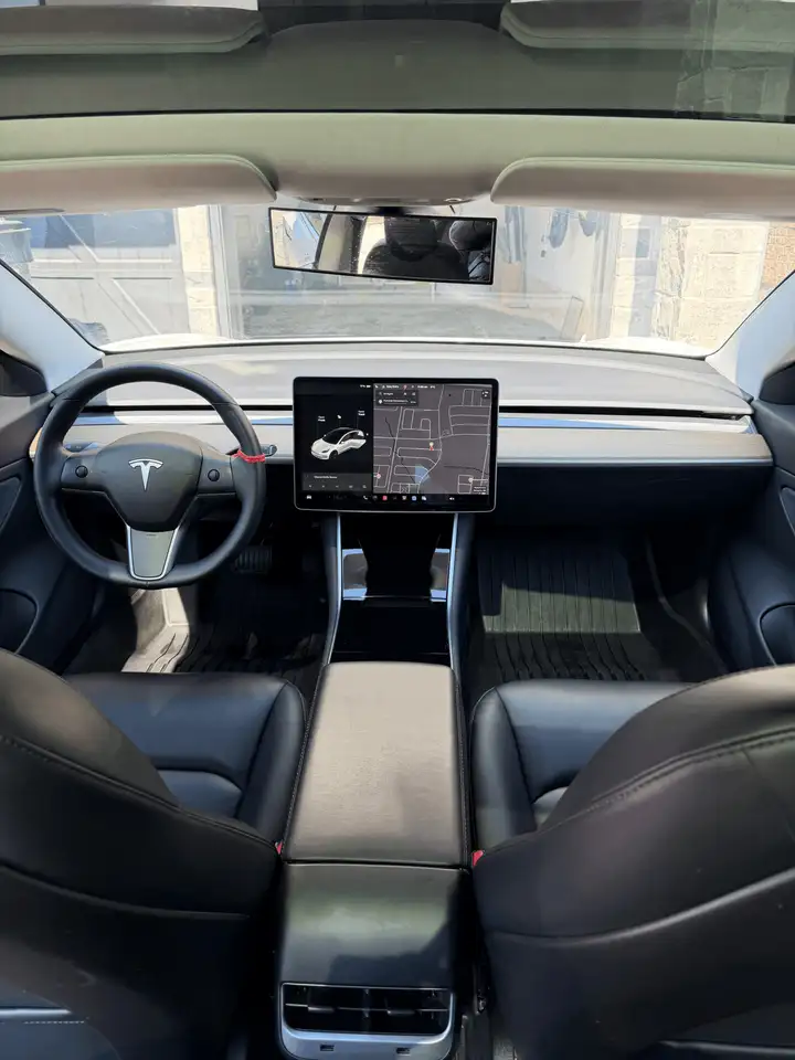 Tesla Model 3 снимка Tesla Model 3