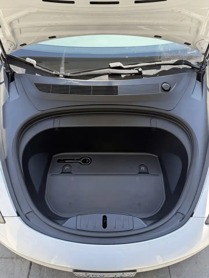 Tesla Model 3 снимка Tesla Model 3