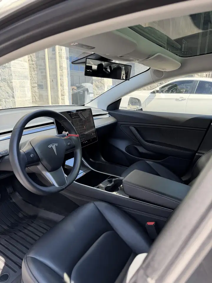 Tesla Model 3 снимка Tesla Model 3