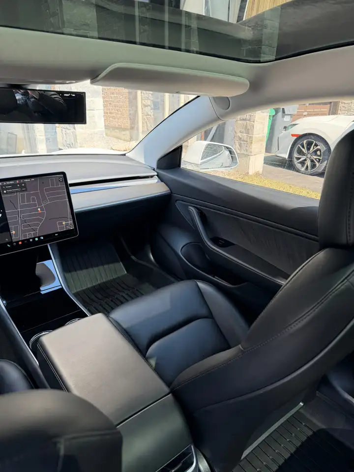 Tesla Model 3 снимка Tesla Model 3