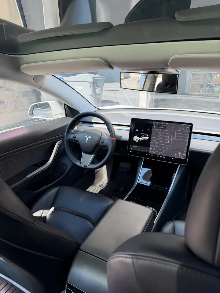 Tesla Model 3 снимка Tesla Model 3