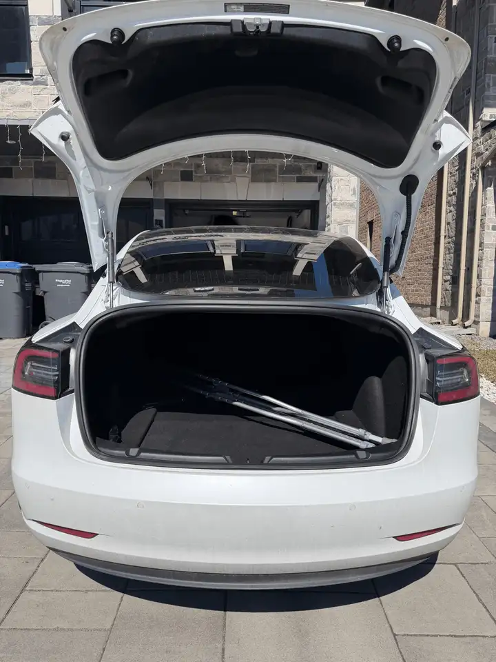 Tesla Model 3 снимка Tesla Model 3