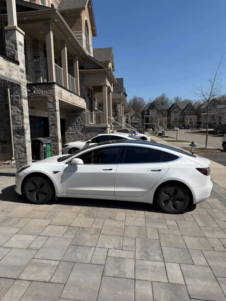 Tesla Model 3 снимка Tesla Model 3