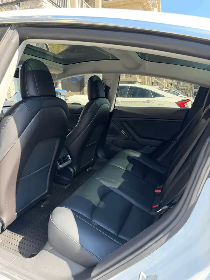 Tesla Model 3 снимка Tesla Model 3