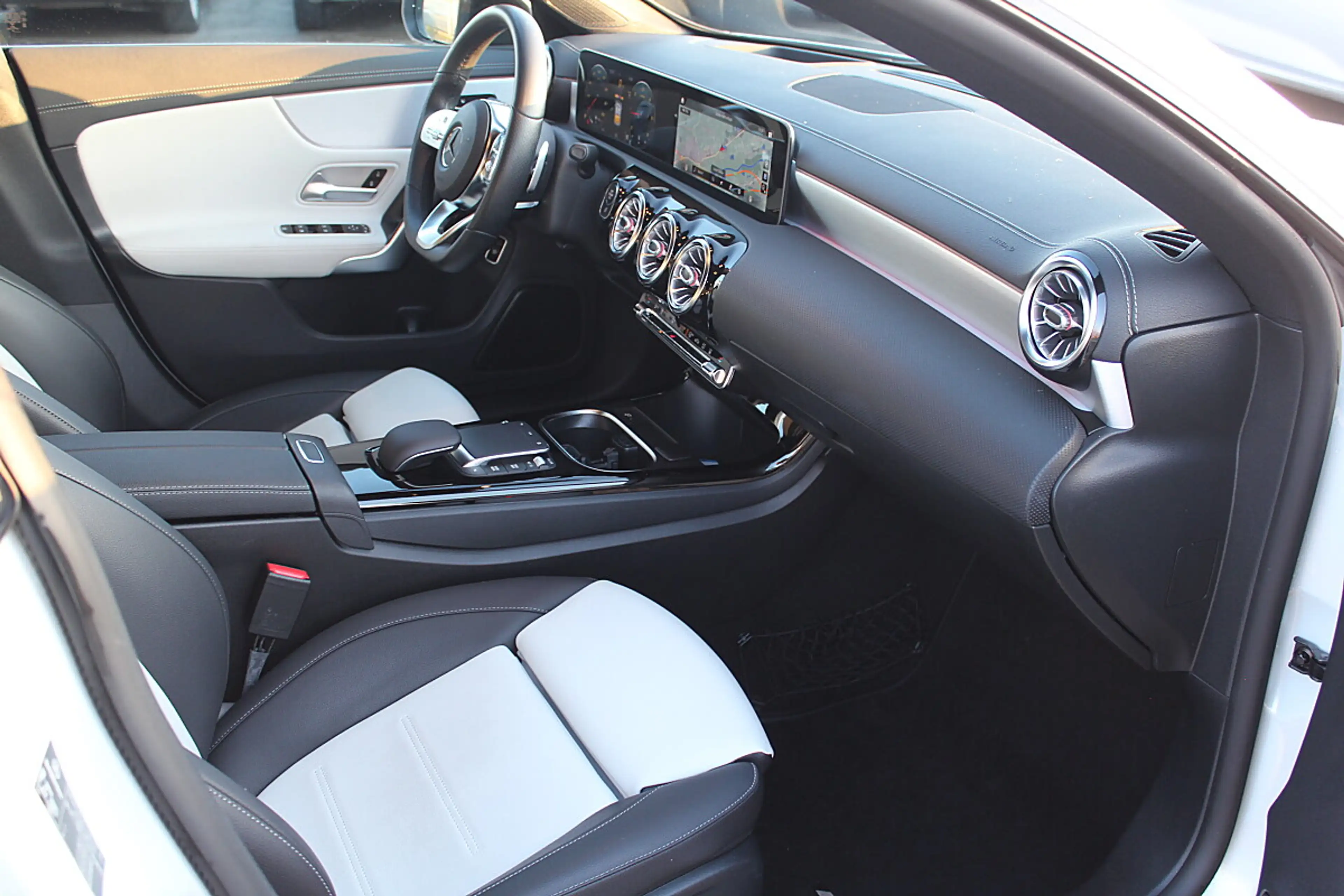 Mercedes-Benz CLA 220 d Shooting Brake 4MATIC Aut. AMG Line Head UP K... — photo 11