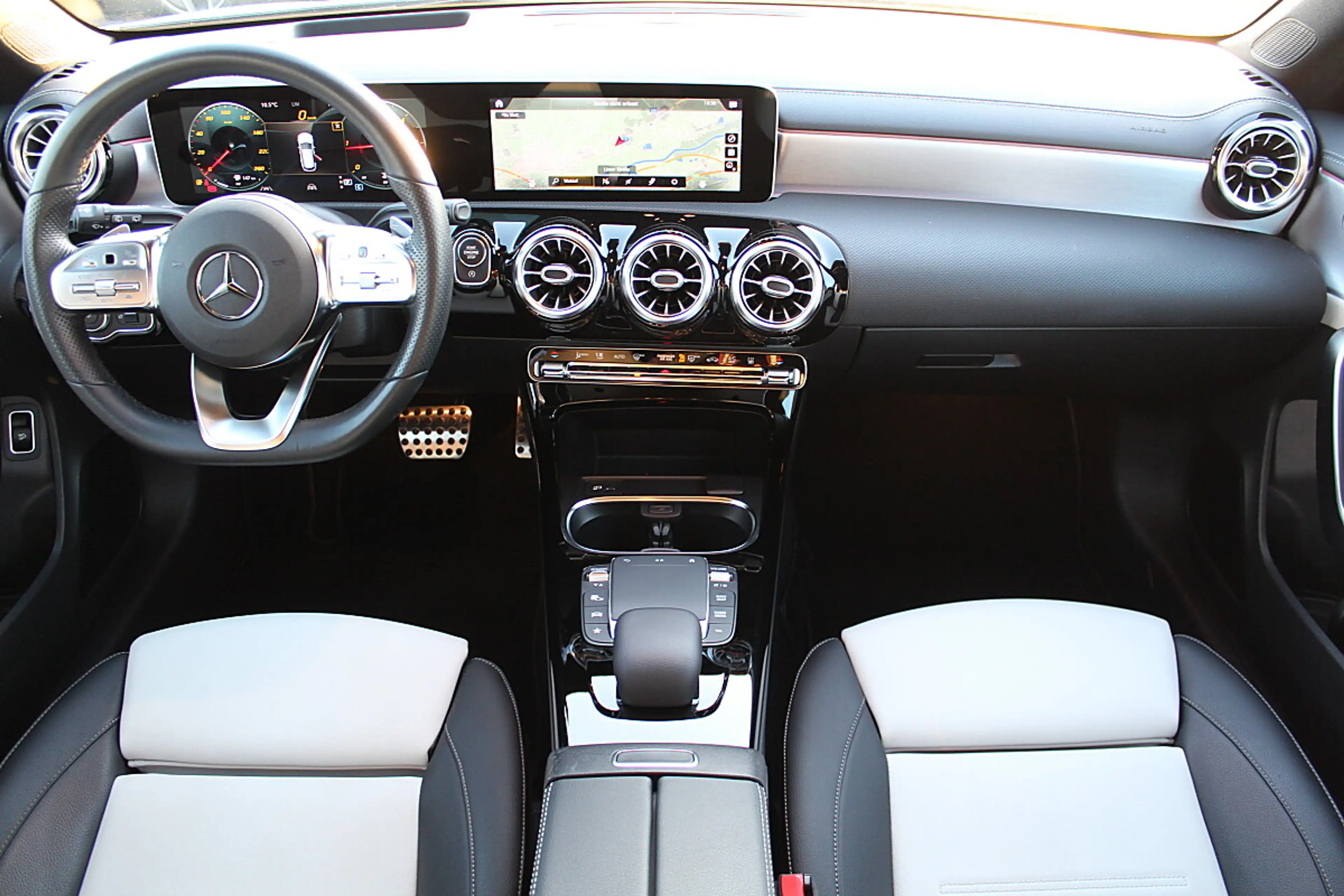 Mercedes-Benz CLA 220 d Shooting Brake 4MATIC Aut. AMG Line Head UP K... — photo 2