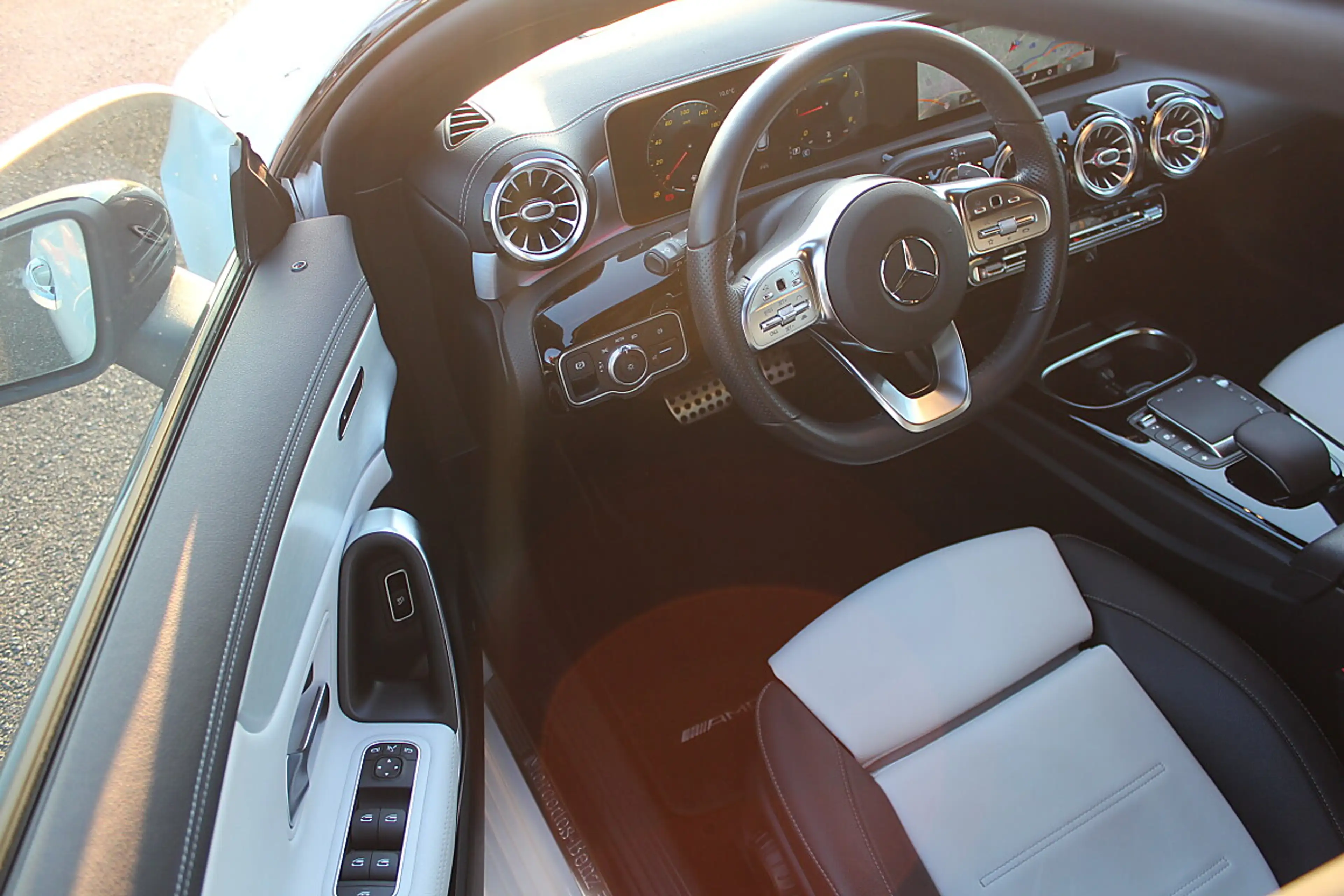 Mercedes-Benz CLA 220 d Shooting Brake 4MATIC Aut. AMG Line Head UP K... — photo 8
