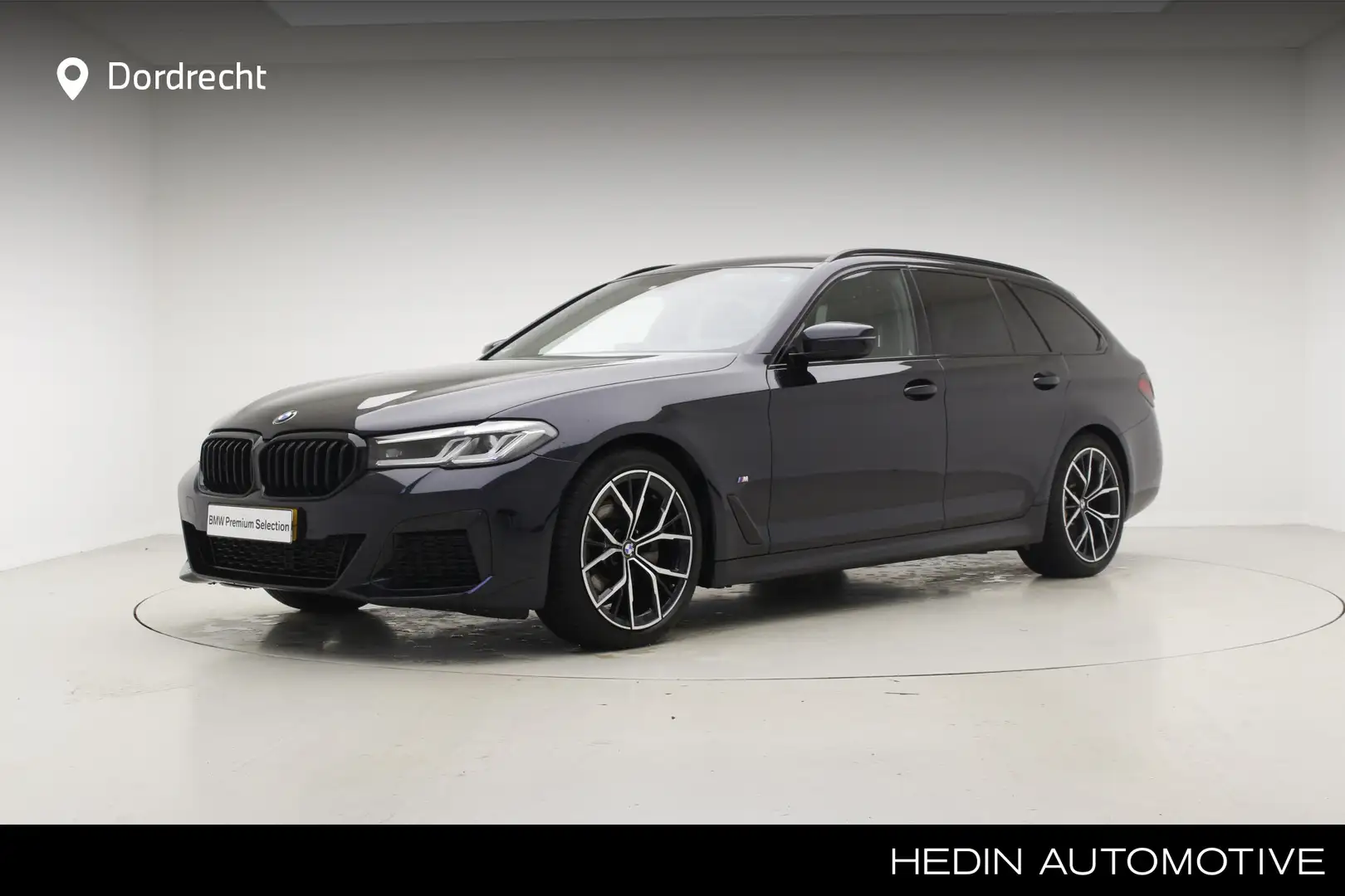 BMW 520 5-serie Touring 520i M-Sport | Panorama | Laser | Zwart - 1