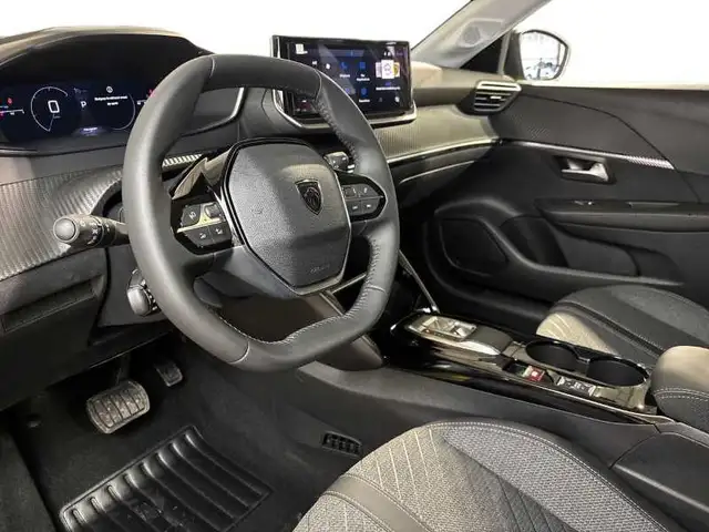Peugeot 208 view 11