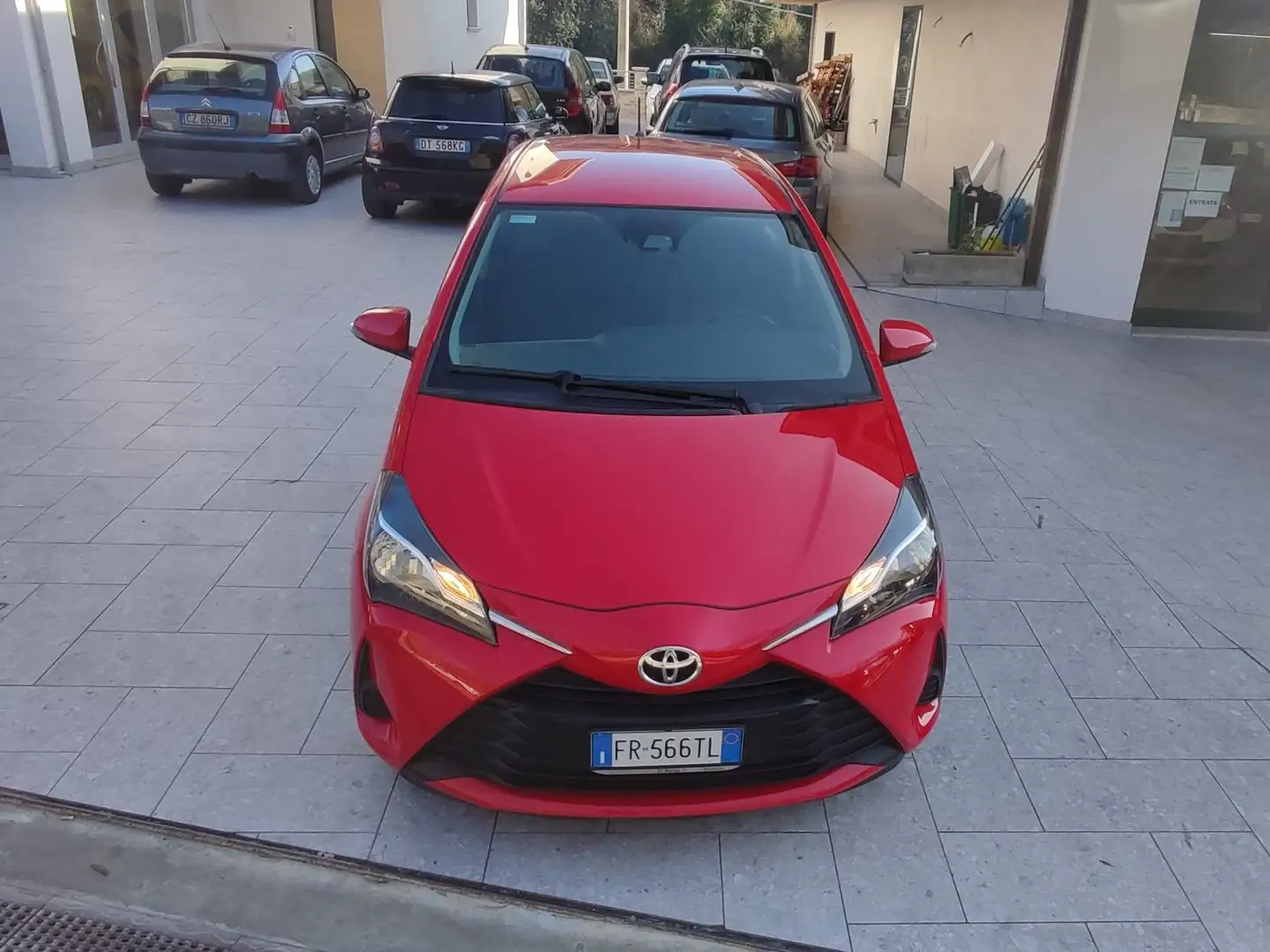 Toyota Yaris Yaris III 2017 5p 1.0 Active my18 Rojo - 2