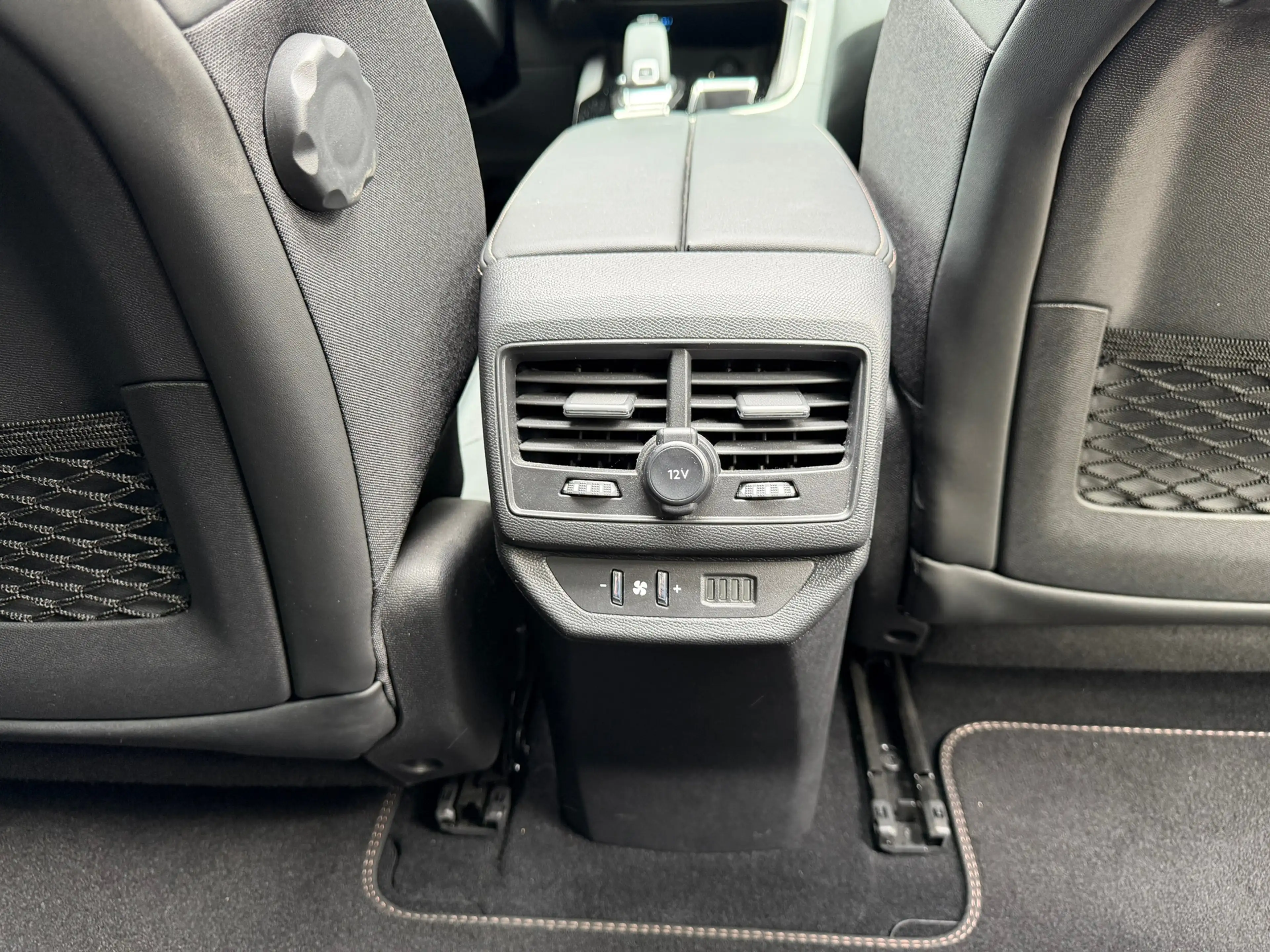 Peugeot 5008 1.2 PureTech GT-Line Panorama Camera Carplay 7p. — photo 32