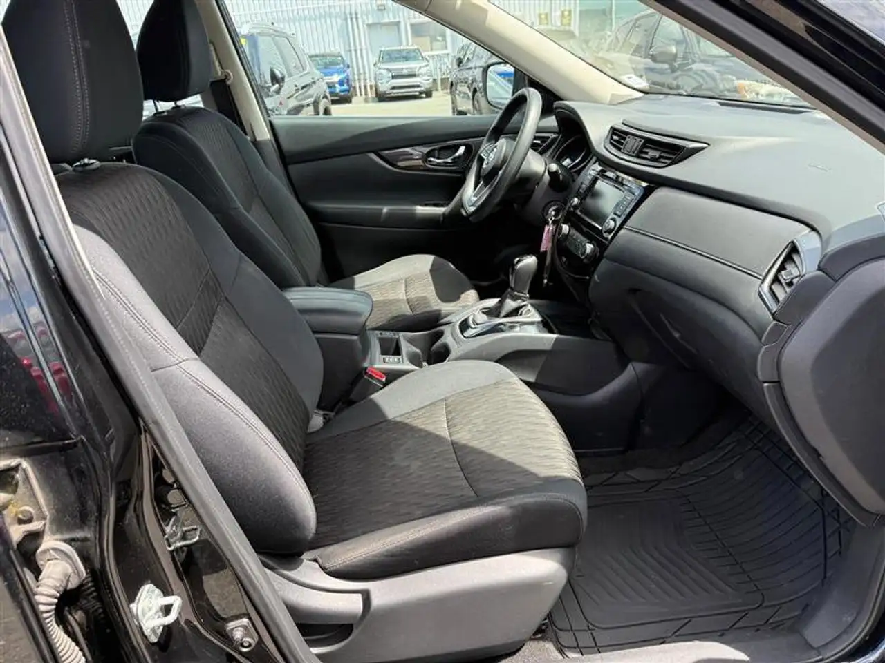 Nissan Rogue снимка Nissan Rogue