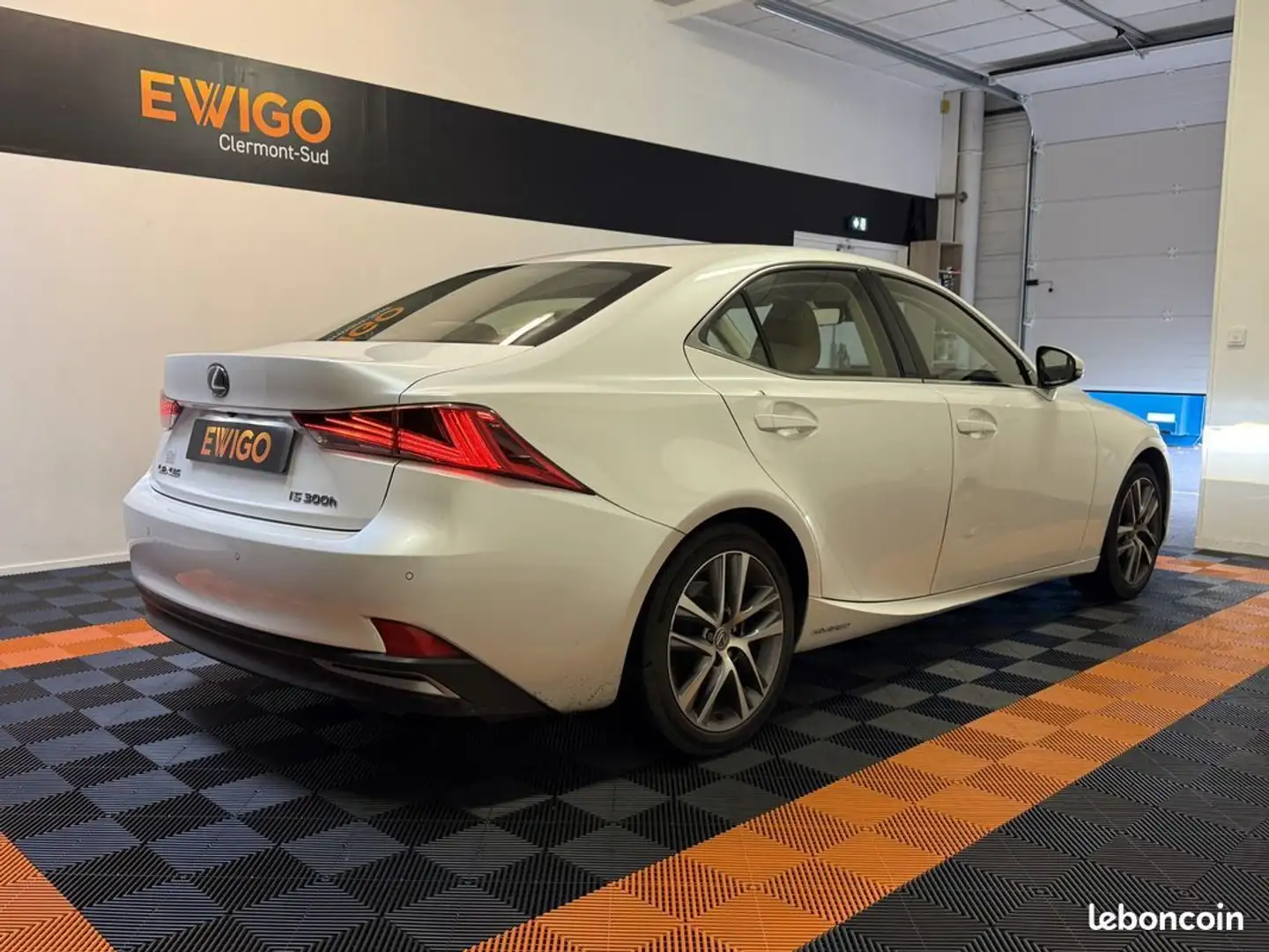 Lexus IS 300 2.5 300 h 223h 180 hev 1.6kwh business bva 2ème main camera de recul Blanc - 2