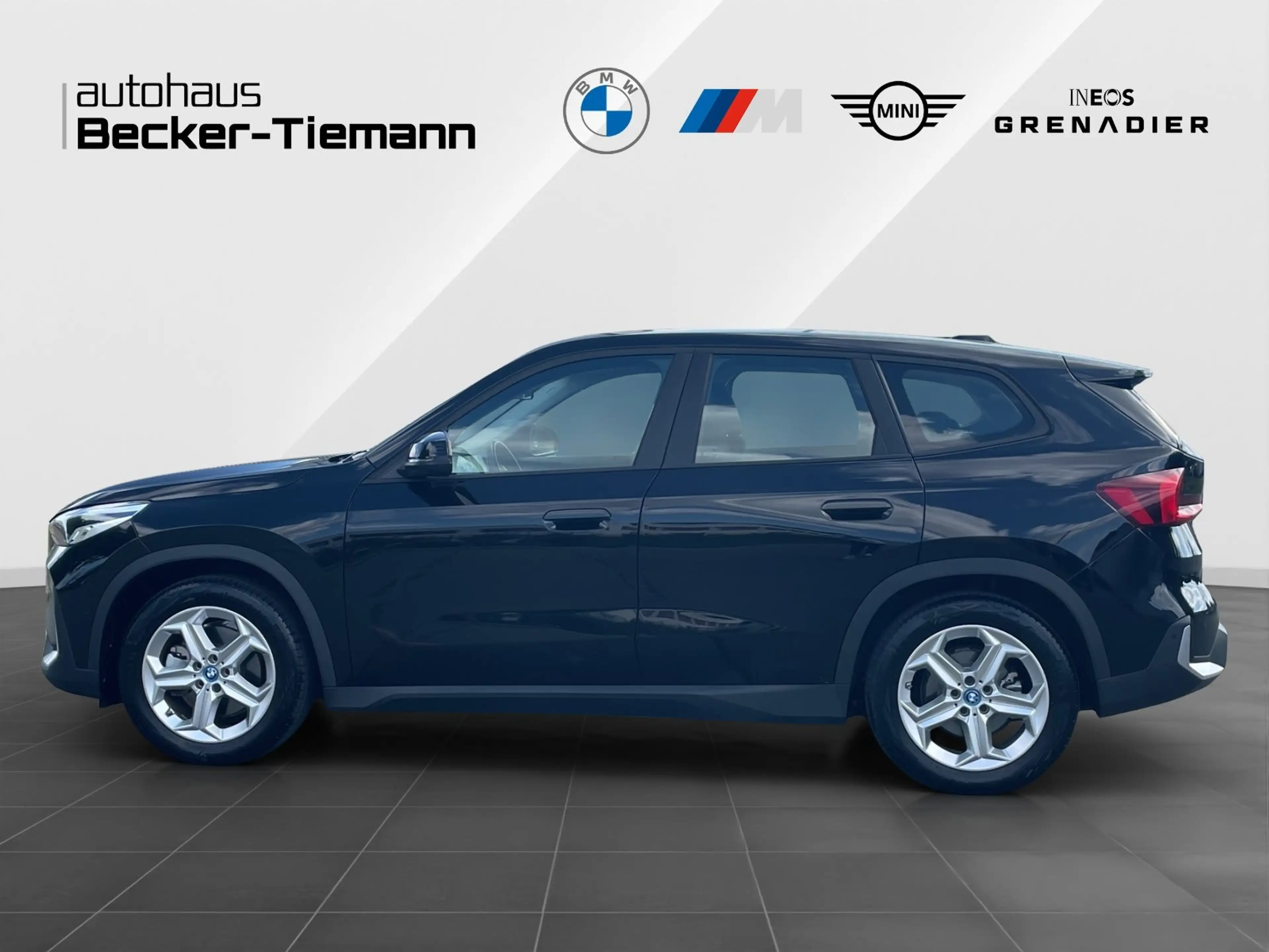 BMW iX 1 xDrive30 AHK | Parkassistenz. | adapt. M Fahrwer — photo 3