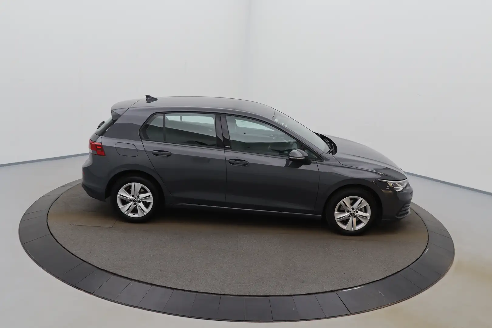 Volkswagen Golf 1.5 e-TSI Life DSG LED GPS PDC CAM Carplay ACC Grijs - 2