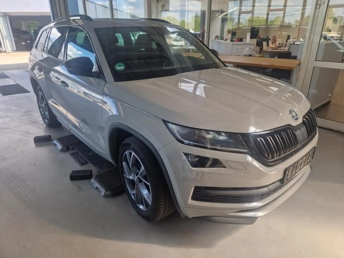 Skoda Kodiaq 2.0TDI DSG 4x4 Sportline LED+STANDHZG+++ Grau - 2