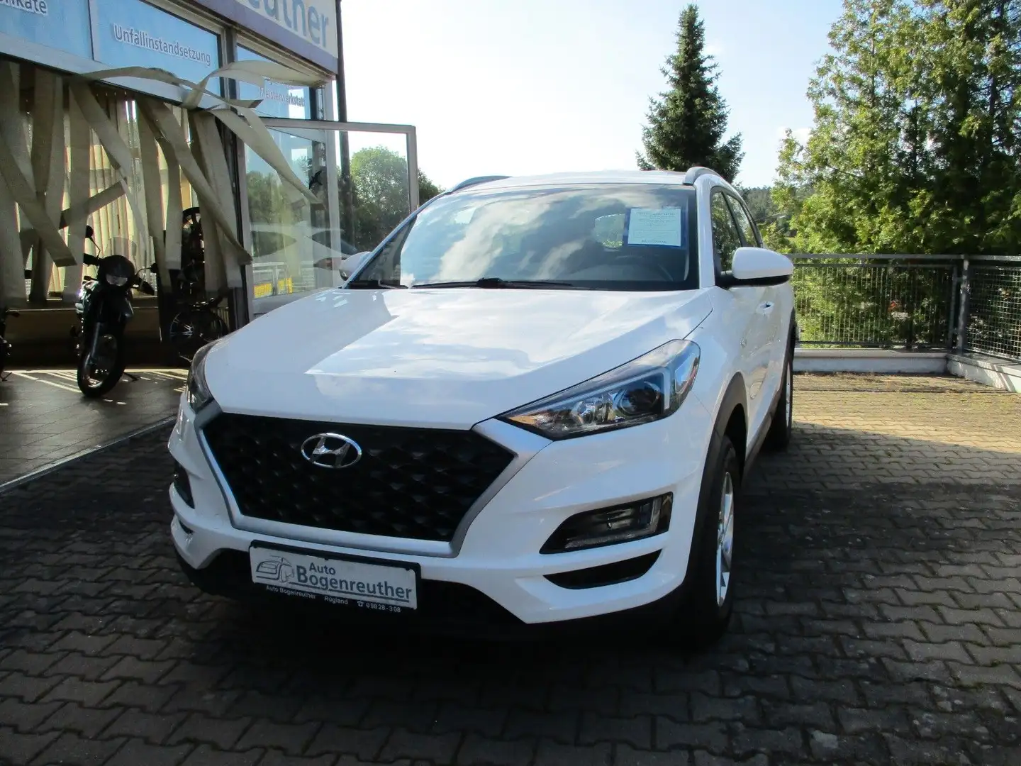 Hyundai TUCSON Select +Navi+Kamera+Sitzheiz+wenig km Weiß - 2