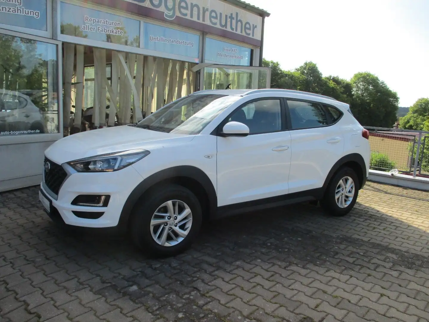 Hyundai TUCSON Select +Navi+Kamera+Sitzheiz+wenig km Weiß - 1