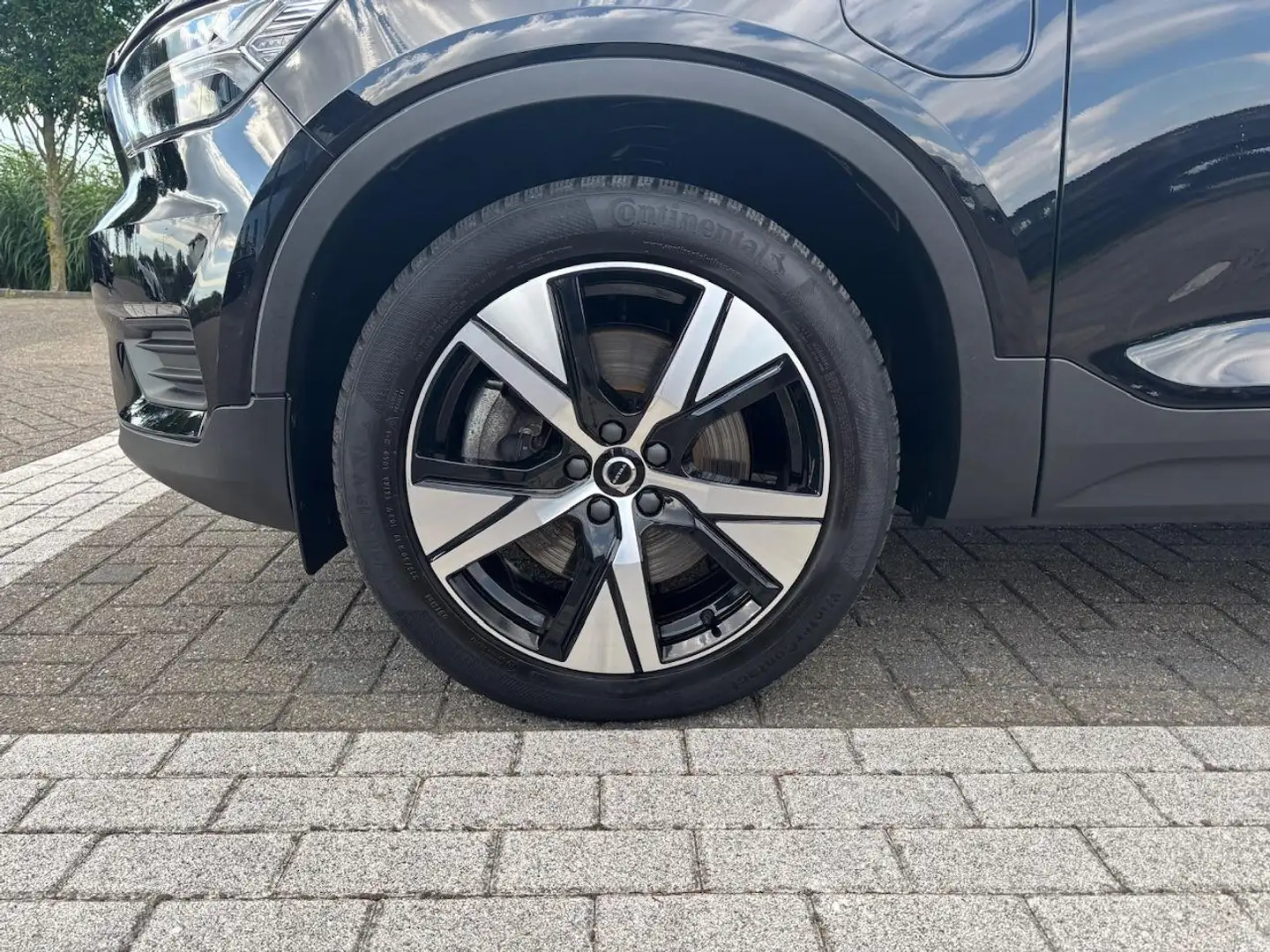 Volvo XC40 1.5 T5 Recharge R-Design Zwart - 2