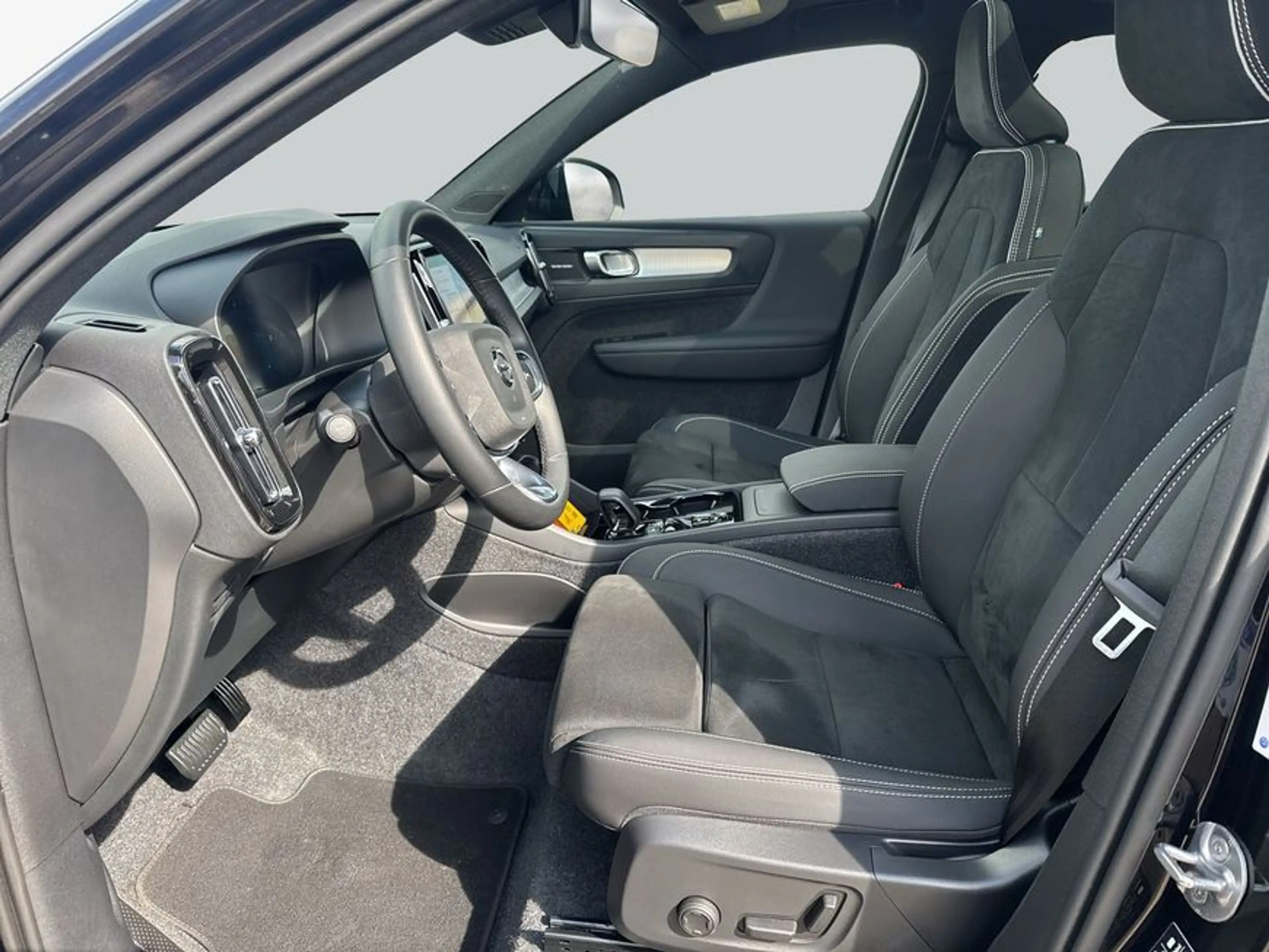 Volvo XC40 XC40 B3 B DKG Plus Black Edition — photo 9